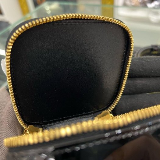 東區正精品㊣CELINE 1GJ763GEH 全新黑色漆皮金扣拉鍊翻蓋小盒子斜背包 RZ6218-1