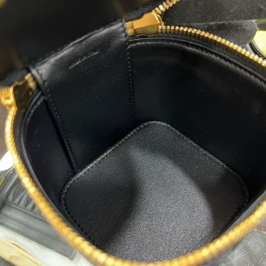 東區正精品㊣CELINE 1GJ763GEH 全新黑色漆皮金扣拉鍊翻蓋小盒子斜背包 RZ6218-2