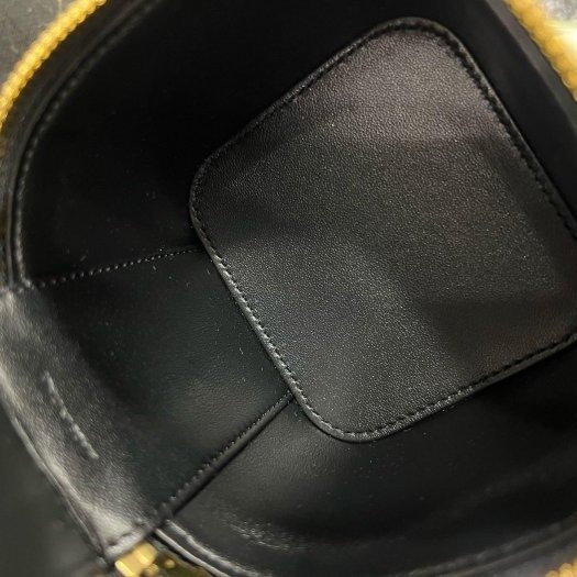 東區正精品㊣CELINE 1GJ763GEH 全新黑色漆皮金扣拉鍊翻蓋小盒子斜背包 RZ6218-3