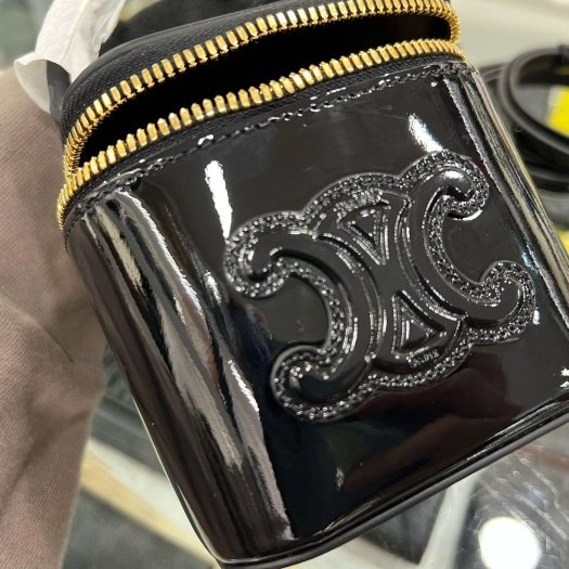 東區正精品㊣CELINE 1GJ763GEH 全新黑色漆皮金扣拉鍊翻蓋小盒子斜背包 RZ6218-4