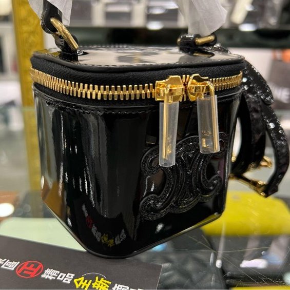 東區正精品㊣CELINE 1GJ763GEH 全新黑色漆皮金扣拉鍊翻蓋小盒子斜背包 RZ6218-5