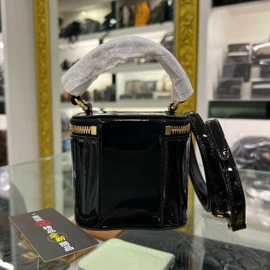 東區正精品㊣CELINE 1GJ763GEH 全新黑色漆皮金扣拉鍊翻蓋小盒子斜背包 RZ6218-6