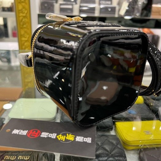 東區正精品㊣CELINE 1GJ763GEH 全新黑色漆皮金扣拉鍊翻蓋小盒子斜背包 RZ6218-7