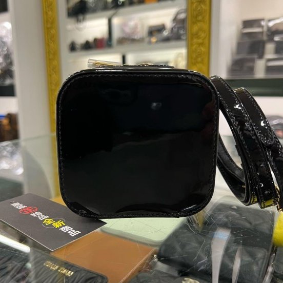 東區正精品㊣CELINE 1GJ763GEH 全新黑色漆皮金扣拉鍊翻蓋小盒子斜背包 RZ6218-8