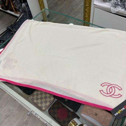 東區正精品㊣CHANEL 全新未使用香奈兒米色粉紅色LOGO 圍巾披巾披肩 RZ6216-0