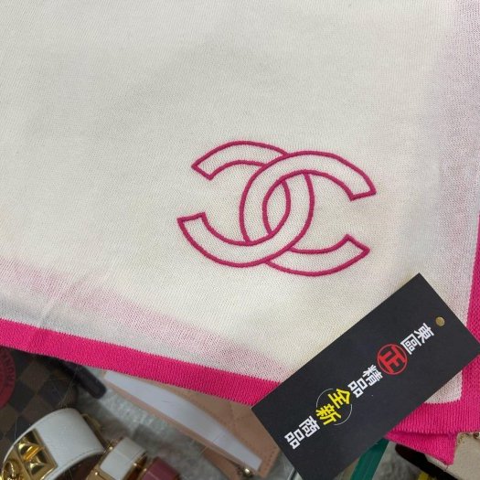 東區正精品㊣CHANEL 全新未使用香奈兒米色粉紅色LOGO 圍巾披巾披肩 RZ6216-2