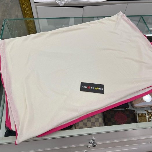 東區正精品㊣CHANEL 全新未使用香奈兒米色粉紅色LOGO 圍巾披巾披肩 RZ6216-3