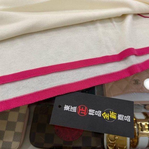 東區正精品㊣CHANEL 全新未使用香奈兒米色粉紅色LOGO 圍巾披巾披肩 RZ6216-4