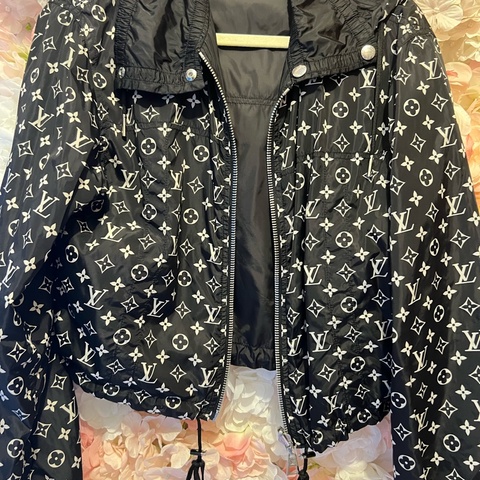 Lv老花套裝，外套可以兩面穿，34碼，有配套褲子34碼