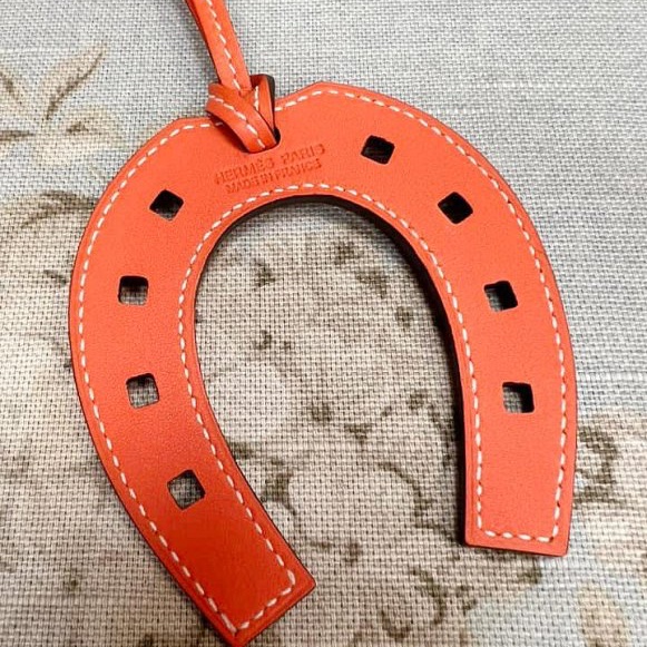 Hermes好甜美的甜橘色馬蹄吊飾-1