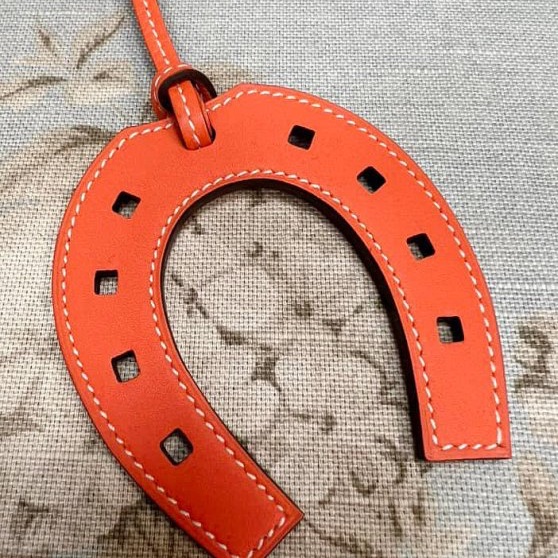 Hermes好甜美的甜橘色馬蹄吊飾-2