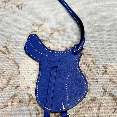 Hermes好好看的閃電藍色馬鞍吊飾-1