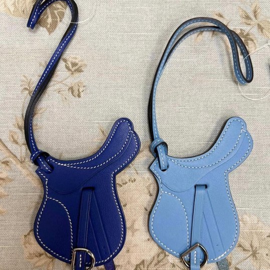 Hermes好好看的閃電藍色馬鞍吊飾-5