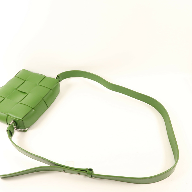 BOTTEGA VENETA 牛皮皮革Small Cassette Camera Bag銀扣肩背袋-4