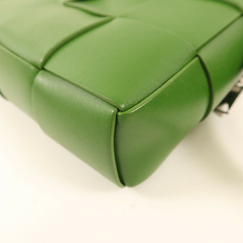 BOTTEGA VENETA 牛皮皮革Small Cassette Camera Bag銀扣肩背袋-9