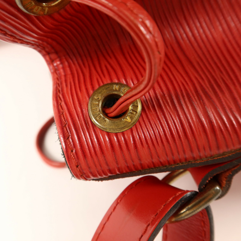 LOUIS VUITTON 水波紋牛皮革Petit Noe金扣肩背袋-9