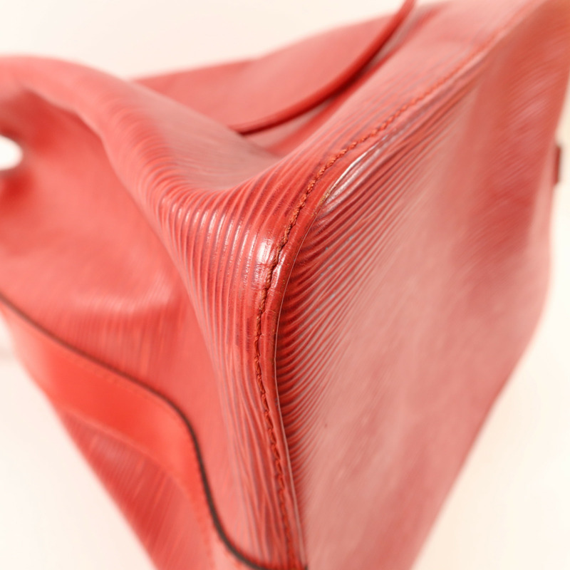 LOUIS VUITTON 水波紋牛皮革Petit Noe金扣肩背袋-13