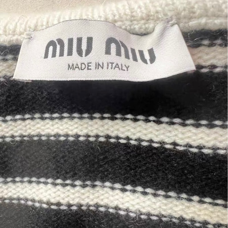 Miumiu羊絨上衣40碼-2