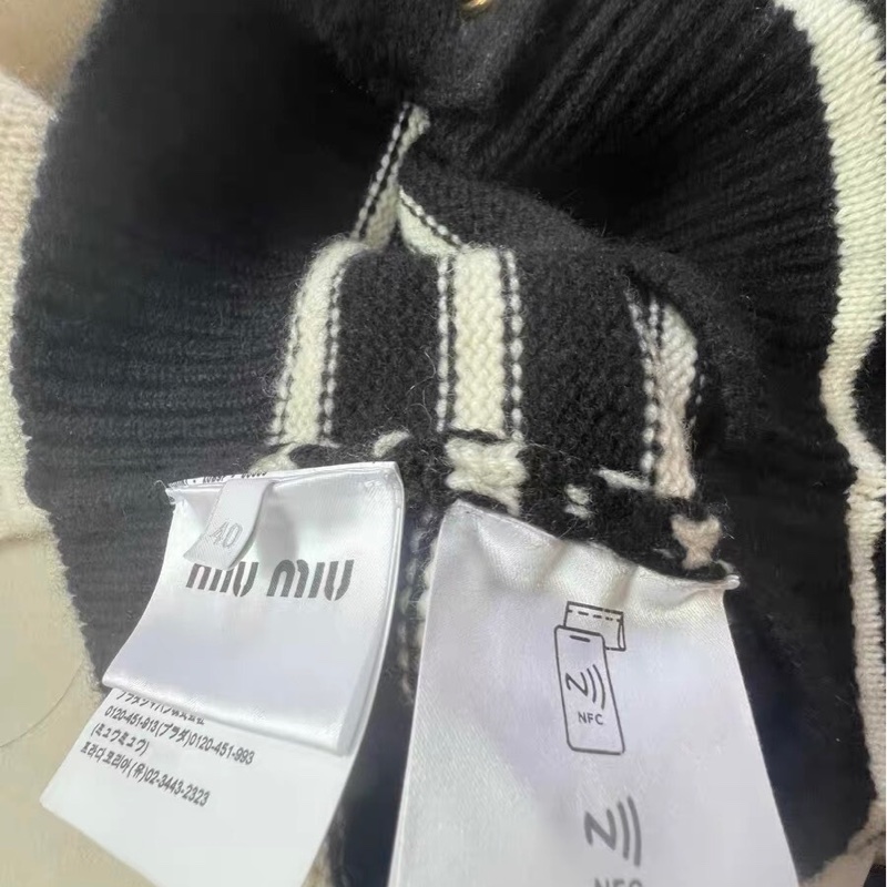 Miumiu羊絨上衣40碼-3