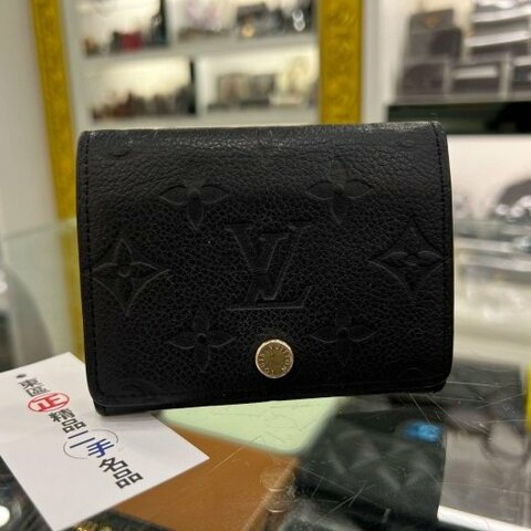 東區正精品㊣LOUIS VUITTON LV M58456 黑色皮革壓紋對折扣子名片夾卡片套卡片夾 RZ6244