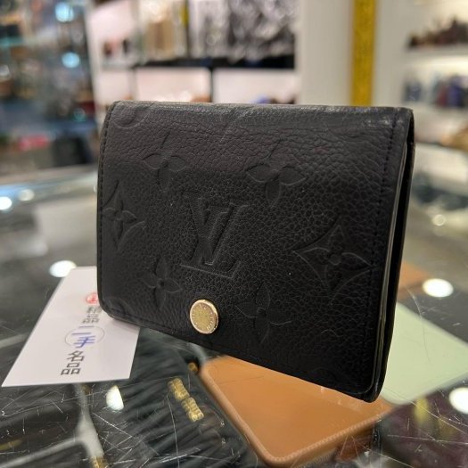 東區正精品㊣LOUIS VUITTON LV M58456 黑色皮革壓紋對折扣子名片夾卡片套卡片夾 RZ6244-1