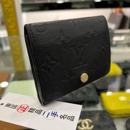 東區正精品㊣LOUIS VUITTON LV M58456 黑色皮革壓紋對折扣子名片夾卡片套卡片夾 RZ6244-2