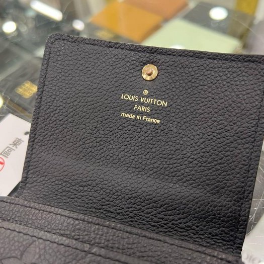 東區正精品㊣LOUIS VUITTON LV M58456 黑色皮革壓紋對折扣子名片夾卡片套卡片夾 RZ6244-3
