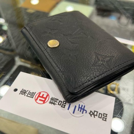 東區正精品㊣LOUIS VUITTON LV M58456 黑色皮革壓紋對折扣子名片夾卡片套卡片夾 RZ6244-8