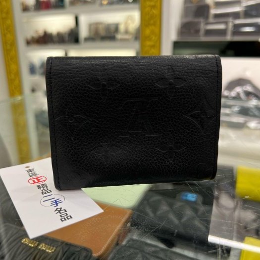 東區正精品㊣LOUIS VUITTON LV M58456 黑色皮革壓紋對折扣子名片夾卡片套卡片夾 RZ6244-9