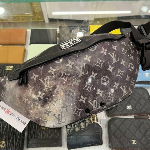 東區正精品㊣LV M44444 Galaxy Bumbag 星空黑扣拉鍊腰包斜背包胸口包 RZ6248