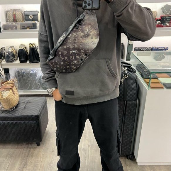 東區正精品㊣LV M44444 Galaxy Bumbag 星空黑扣拉鍊腰包斜背包胸口包 RZ6248-1