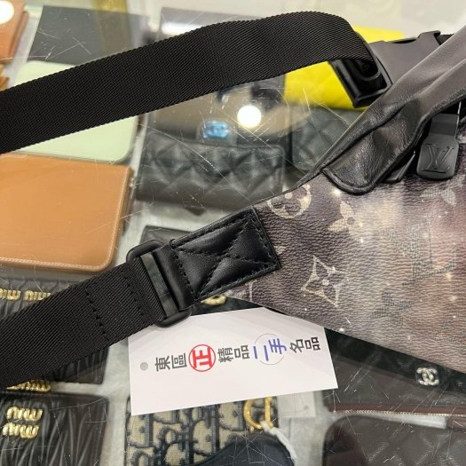 東區正精品㊣LV M44444 Galaxy Bumbag 星空黑扣拉鍊腰包斜背包胸口包 RZ6248-6