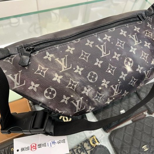 東區正精品㊣LV M44444 Galaxy Bumbag 星空黑扣拉鍊腰包斜背包胸口包 RZ6248-8
