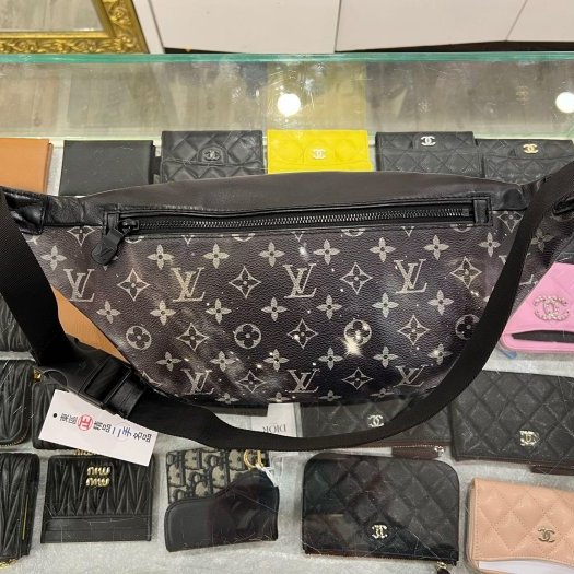 東區正精品㊣LV M44444 Galaxy Bumbag 星空黑扣拉鍊腰包斜背包胸口包 RZ6248-9