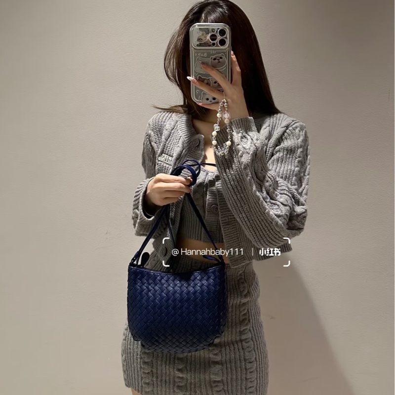 莉亞精品♡BV 小編織半月包 深藍 二手-1