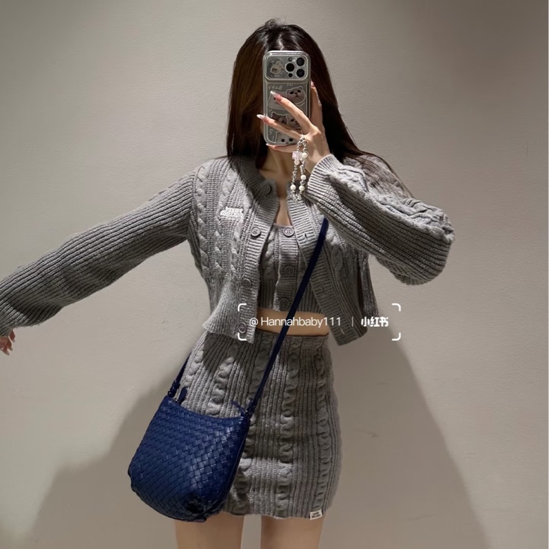 莉亞精品♡BV 小編織半月包 深藍 二手-3