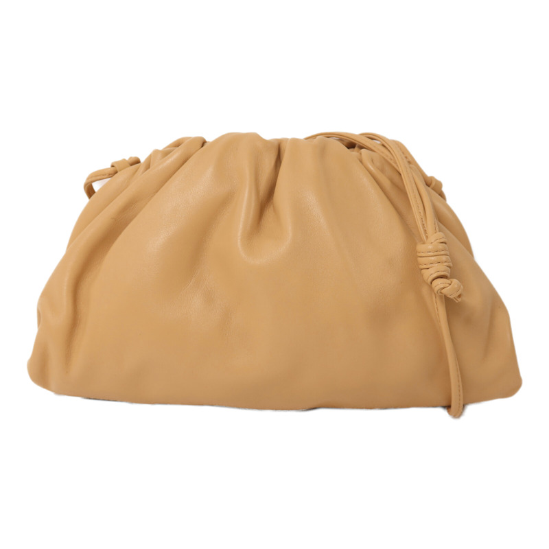 BOTTEGA VENETA 牛皮皮革Mini Pouch Bag金扣肩背袋-0
