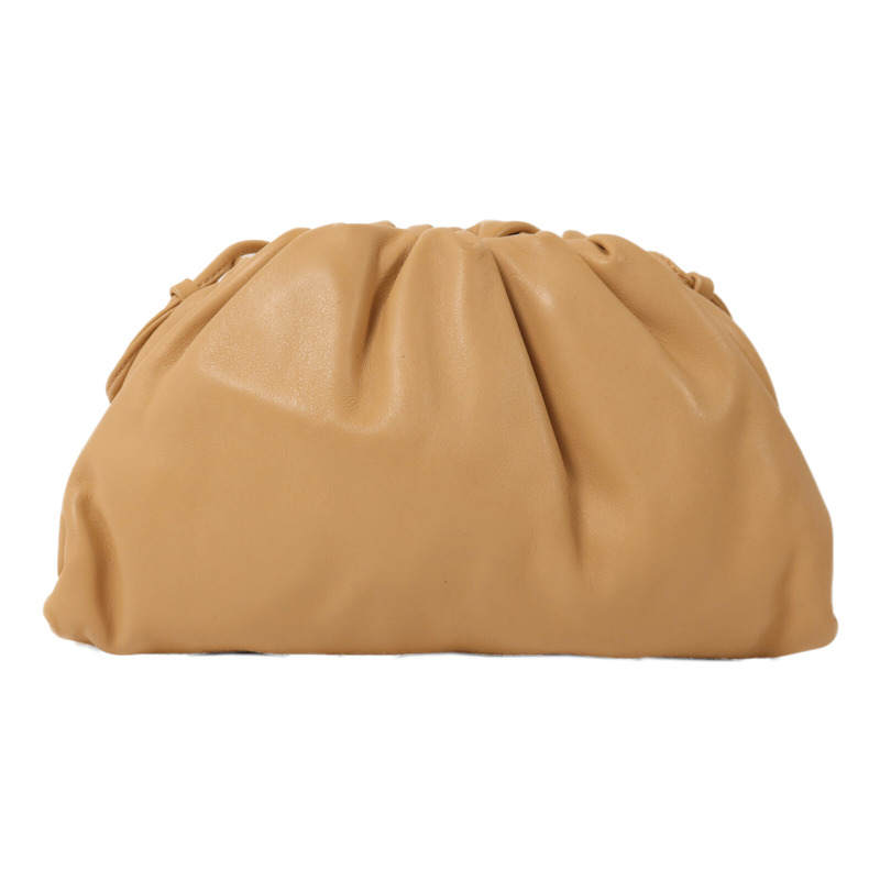 BOTTEGA VENETA 牛皮皮革Mini Pouch Bag金扣肩背袋-1