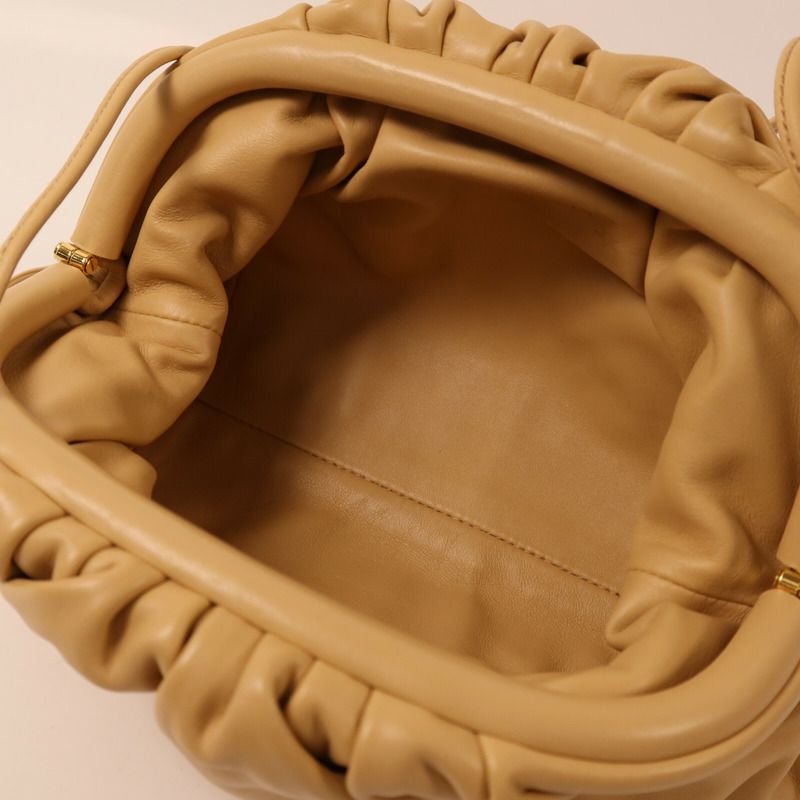 BOTTEGA VENETA 牛皮皮革Mini Pouch Bag金扣肩背袋-4