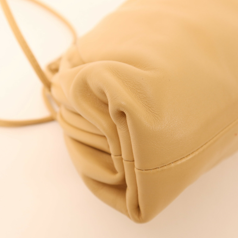 BOTTEGA VENETA 牛皮皮革Mini Pouch Bag金扣肩背袋-10