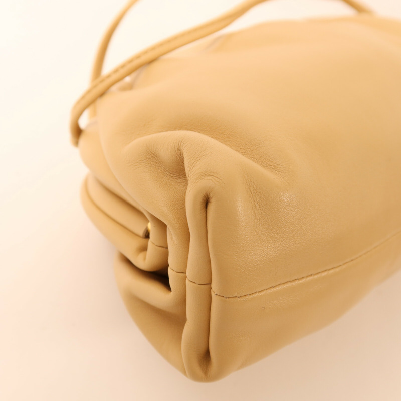 BOTTEGA VENETA 牛皮皮革Mini Pouch Bag金扣肩背袋-12