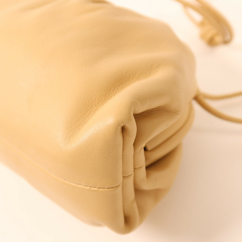 BOTTEGA VENETA 牛皮皮革Mini Pouch Bag金扣肩背袋-13