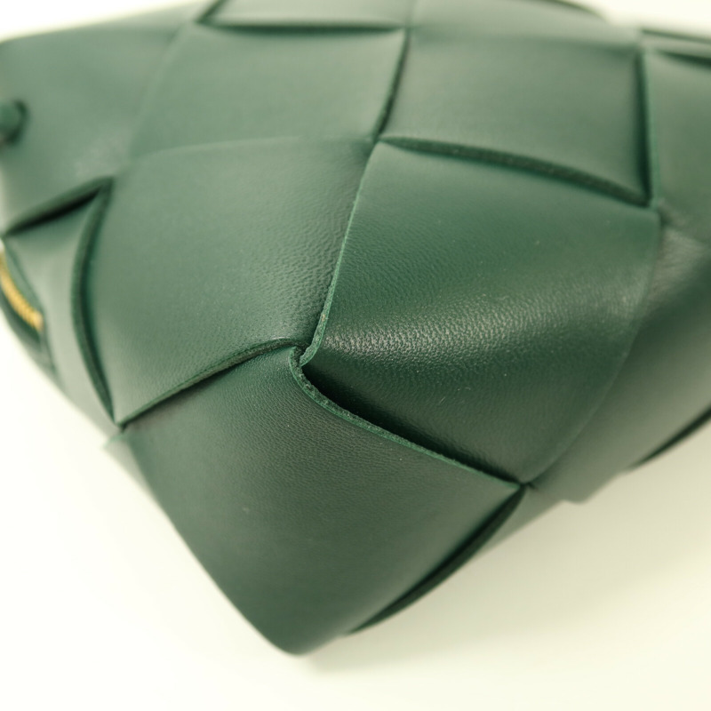 BOTTEGA VENETA 羊皮皮革Cassette Camera金扣肩背袋-8