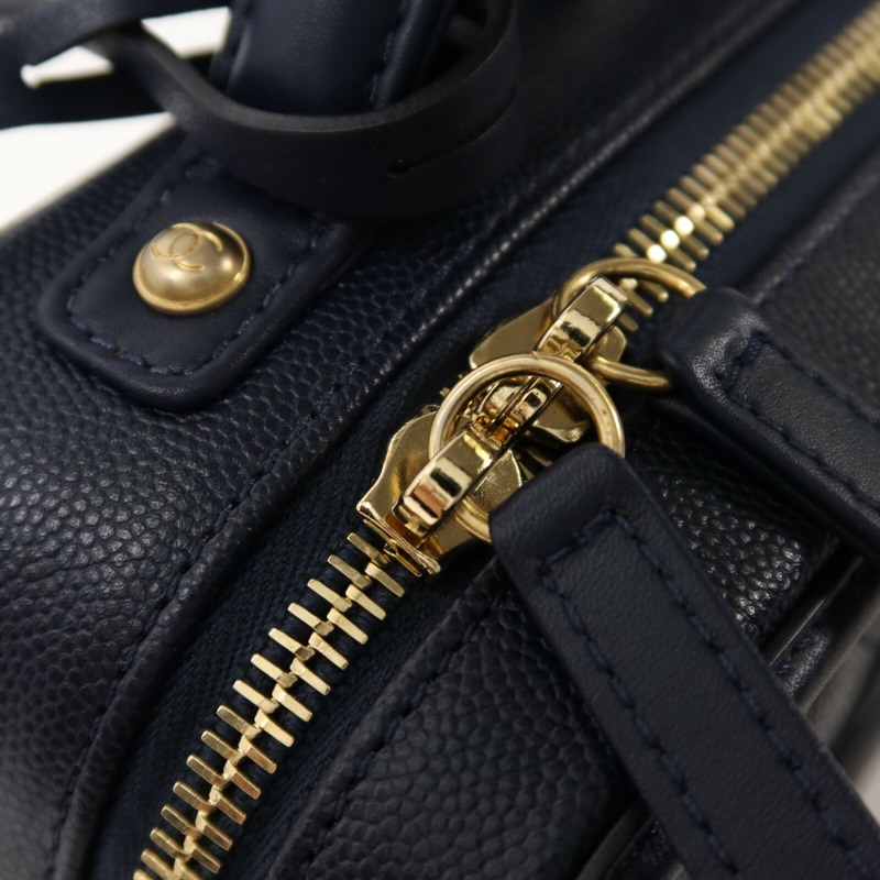 CHANEL 牛皮皮革Vanity Case金扣鏈帶手挽肩背兩用袋-12