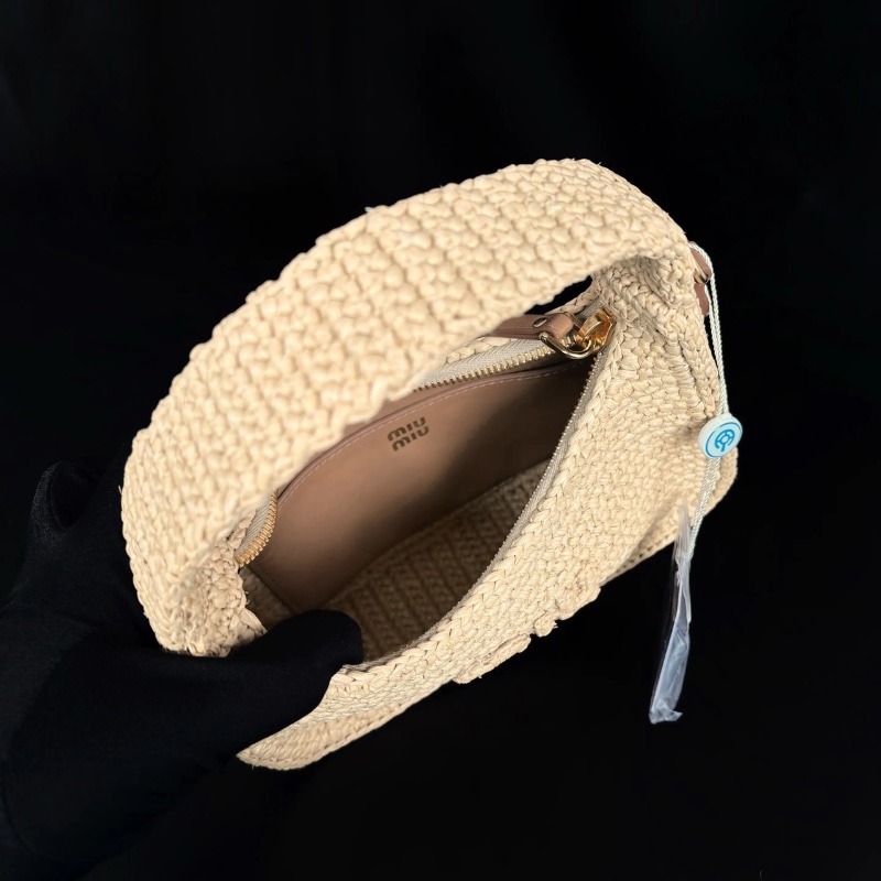 miumiu 限量 Wander hobo 草編月牙包19*13 98新配件塵袋-3
