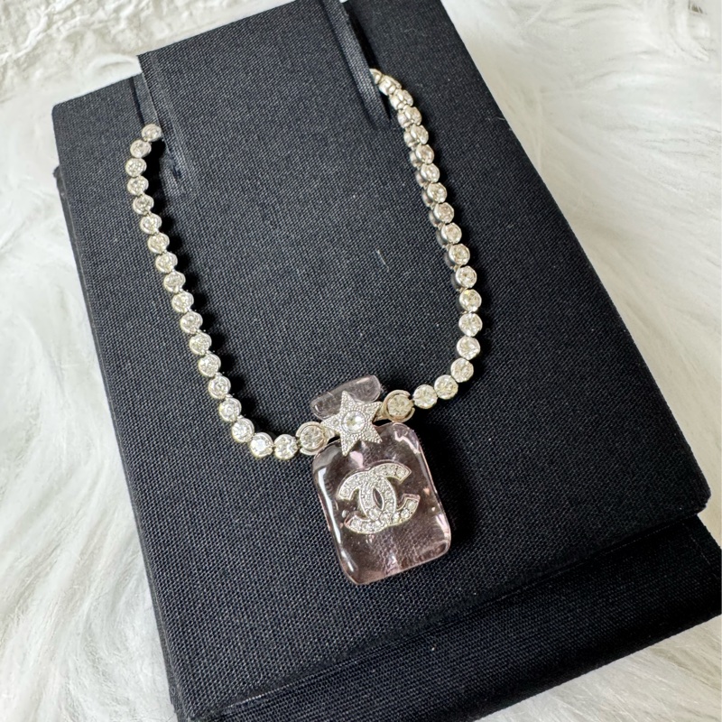 CHANEL 23S 透粉色香水瓶滿鑽鏈條項鍊-1