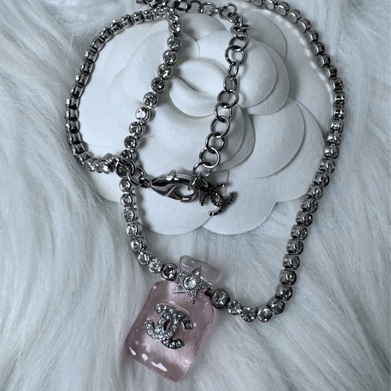 CHANEL 23S 透粉色香水瓶滿鑽鏈條項鍊-3