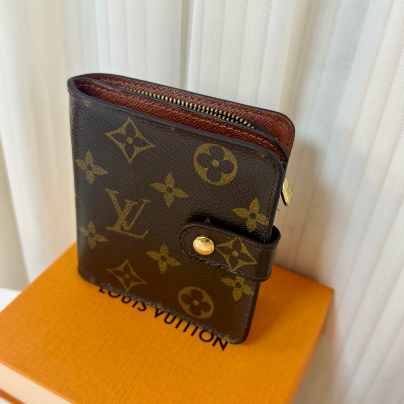 ✔️LV Louis Vuitton 路易威登 Monogram M61667 老花金釦拉鏈短夾-0