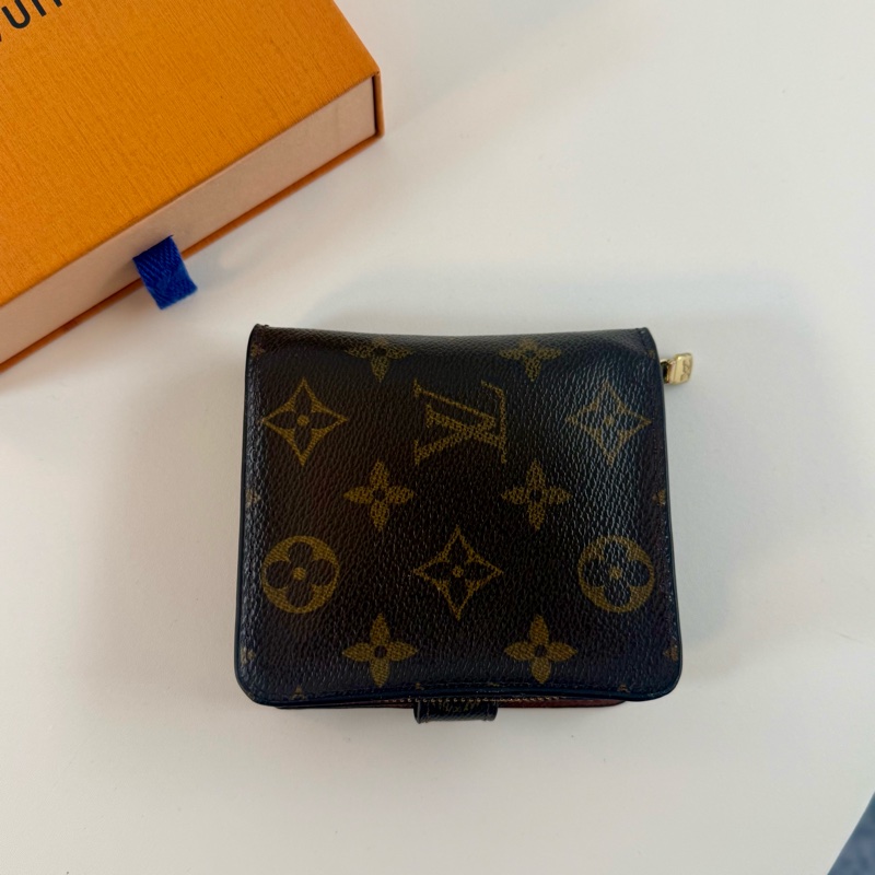 ✔️LV Louis Vuitton 路易威登 Monogram M61667 老花金釦拉鏈短夾-4