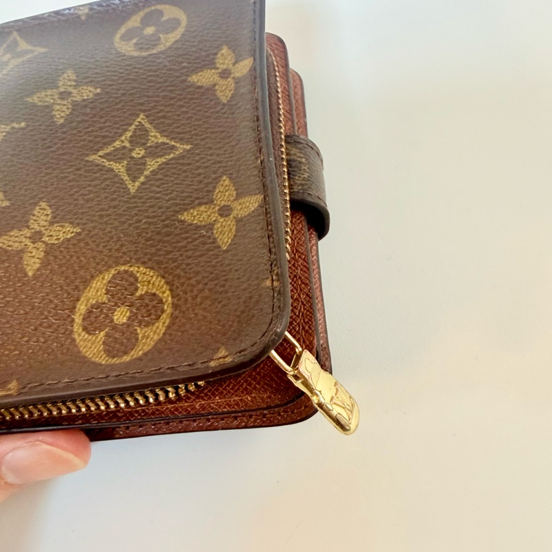 ✔️LV Louis Vuitton 路易威登 Monogram M61667 老花金釦拉鏈短夾-14